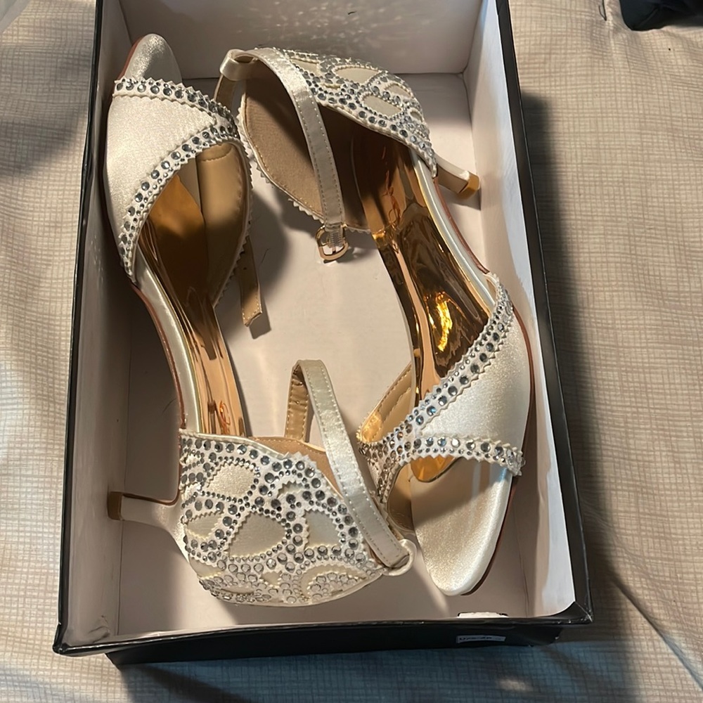 Size 8 dress shoes.  They are more of an ivory than white.  Brand new.